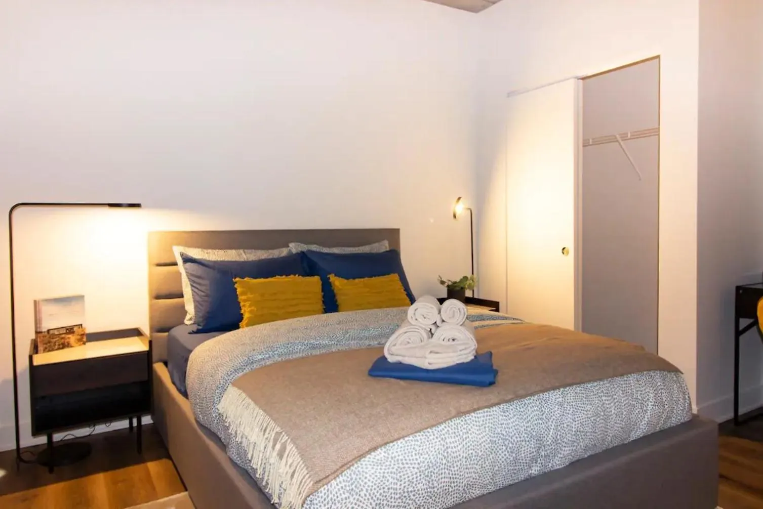 Appartement 2Br+Gym For Vip Corporate & Students Downtown Mtl à Montréal