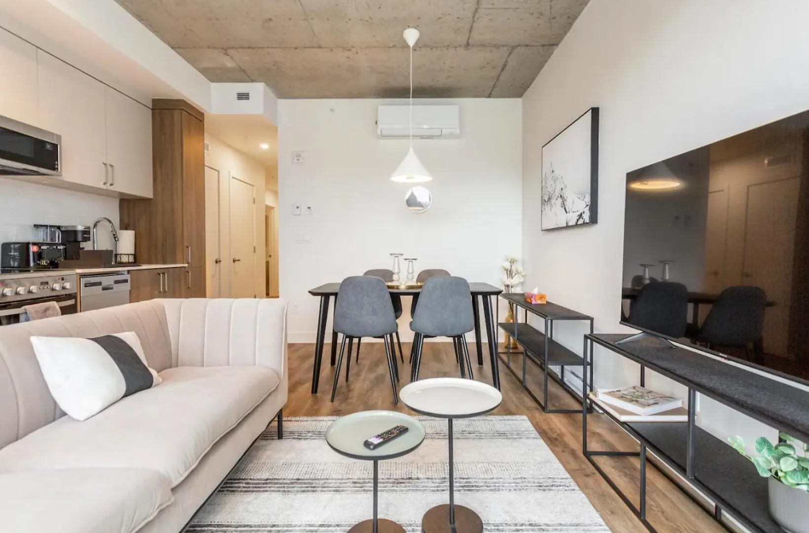 Appartement 2Br+Gym For Vip Corporate & Students Downtown Mtl à Montréal