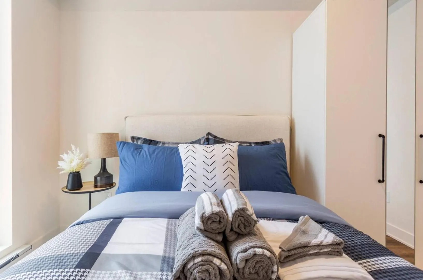 Appartement 2Br+Gym For Vip Corporate & Students Downtown Mtl à Montréal