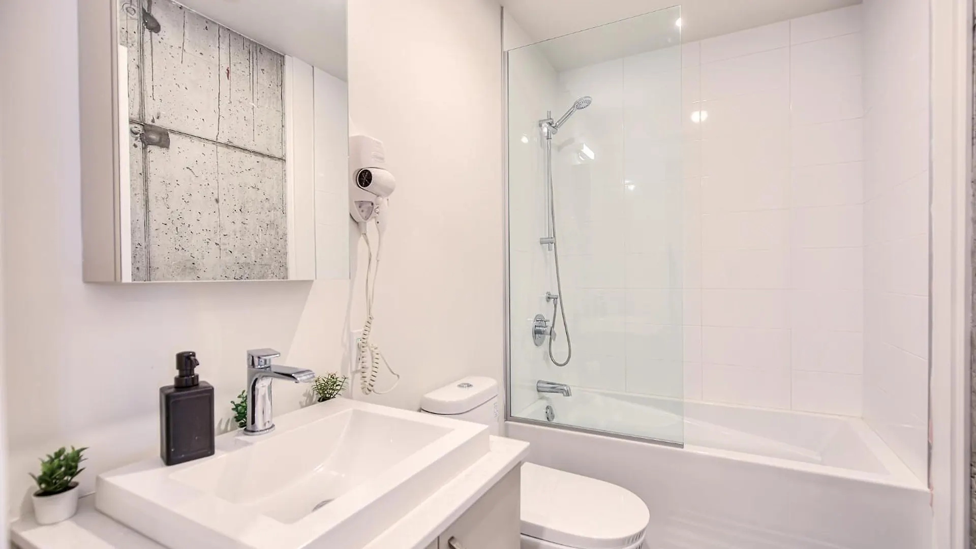 Appartement 2Br+Gym For Vip Corporate & Students Downtown Mtl à Montréal Canada