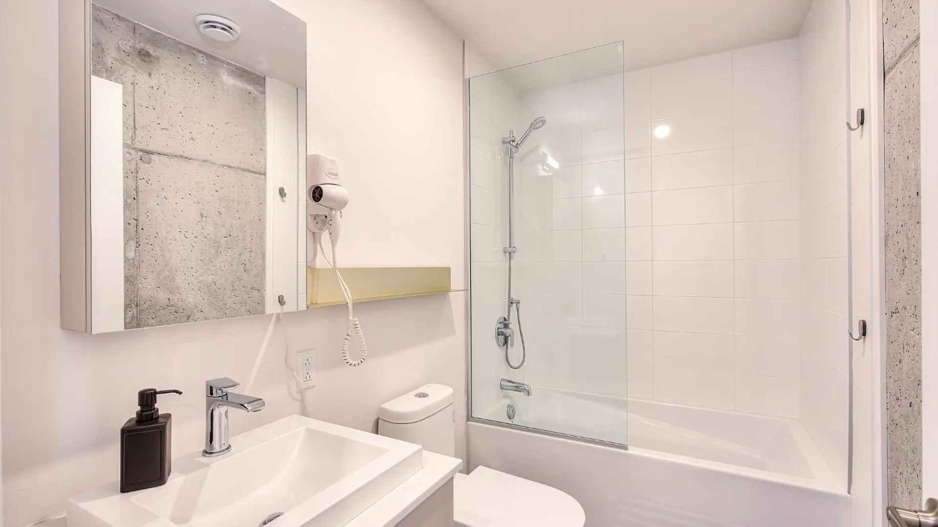 Appartement 2Br+Gym For Vip Corporate & Students Downtown Mtl à Montréal